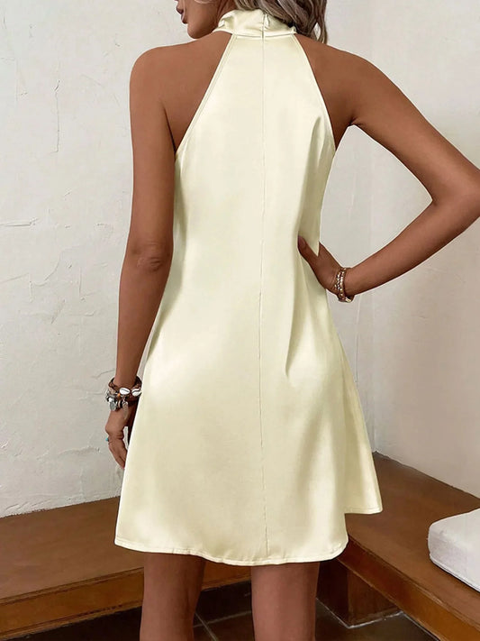 Vestido mini de satén con cuello halter